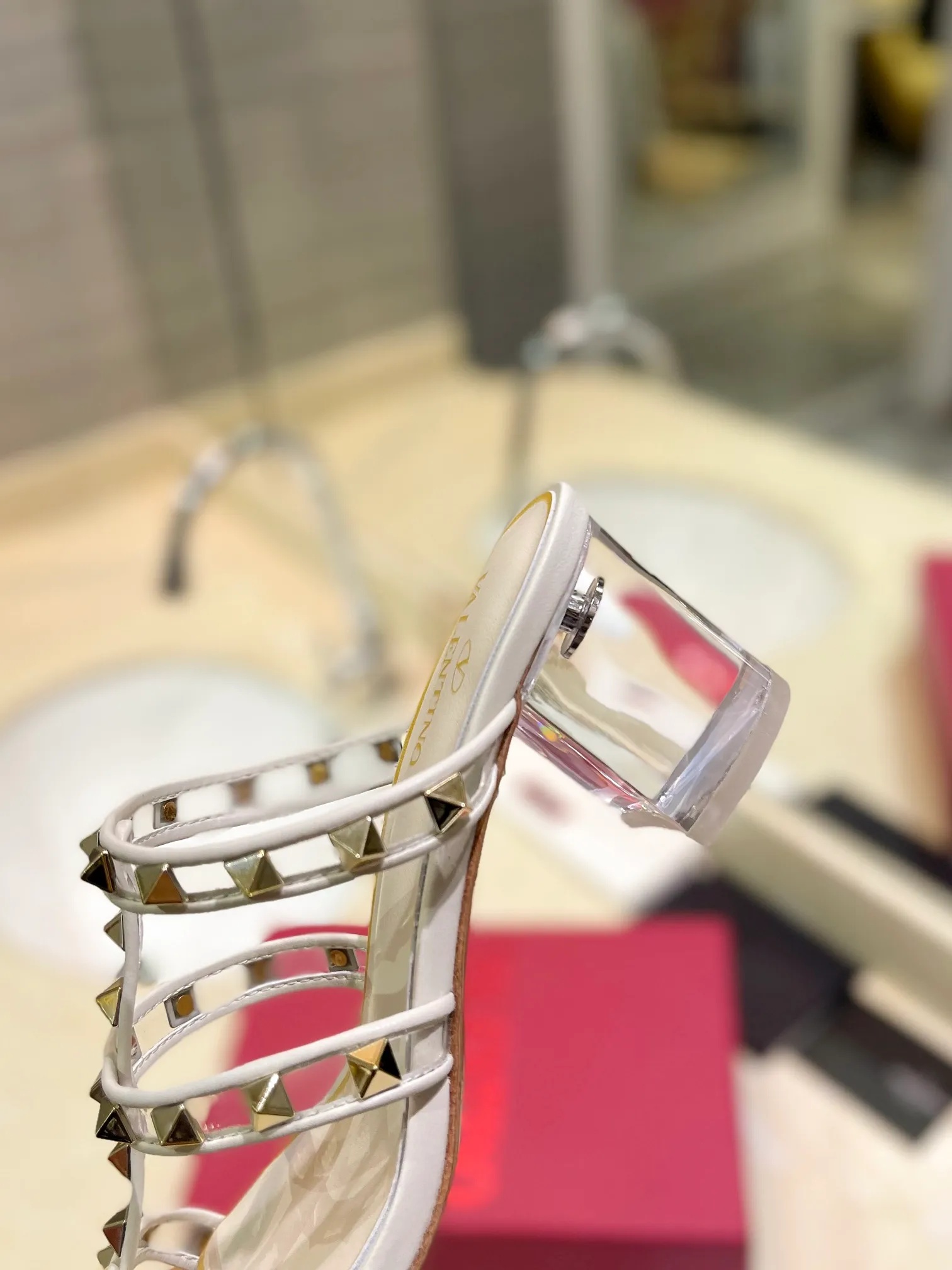 👟👟Ex-factory price 500👟👟 𝑉𝐴𝐿𝐸𝑁𝑇𝐼𝑁𝑂 Valentino ♡ͥ | ²º²⁴💫Purchasing agent level🔍Same color The classic king-shaped slippers with crystal heels are also so beautiful The particularly high-quality hardware brings out a full sense of high-end. After putting it on your feet, you will be stunned and look super slim! The new season lives up to expectations! Worth buying ★Imported cowhide is absolutely high-grade ❥Original method is absolutely sensual ❥Elegant style creates a different feeling🙈 Simple temperament style!  ♡ show bdetails ———————————— ⊿▸: Size｜35-40 (customized at 40.41.42) ⊿▸: Material｜Imported sheepskin + Pvc ⊿▸: Material | Padded sheepskin ⊿▸: Material | Italian🇮🇹 genuine leather outsole ⊿▸: Heel height｜6cm